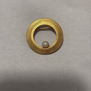 Vintage gold tone circle brooch pin with pearl